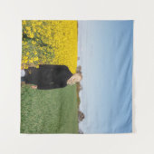 緑の草原に立つ黒いコートを着た女性  タペストリー (正面(横))