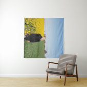 緑の草原に立つ黒いコートを着た女性  タペストリー (インサイチュ(横))