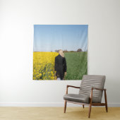 緑の草原に立つ黒いコートを着た女性  タペストリー (インサイチュ)