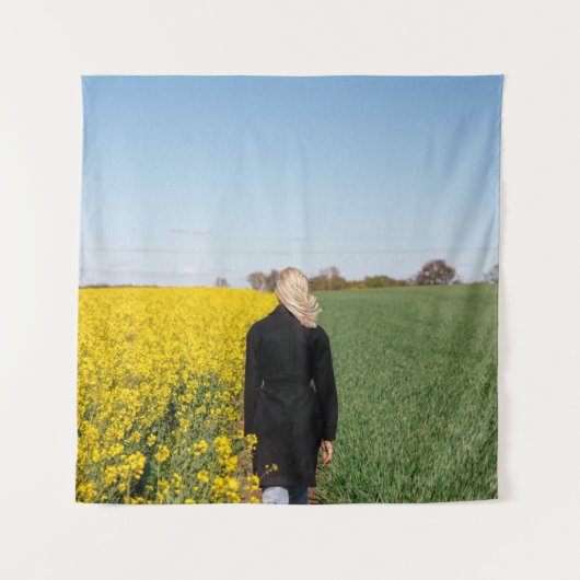 緑の草原に立つ黒いコートを着た女性  タペストリー (正面)