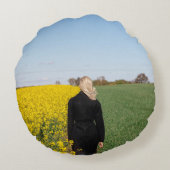 緑の草原に立つ黒いコートを着た女性 ラウンドクッション (裏面)