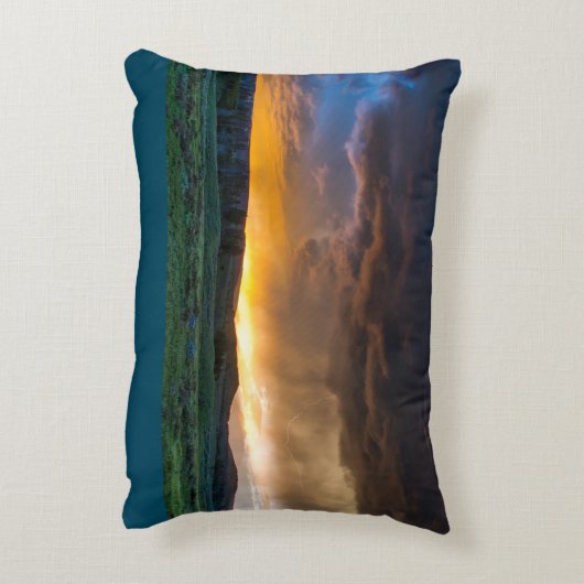 緑の草地に太陽を沈める アクセントクッション (裏面(縦))