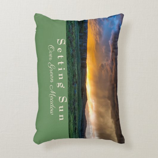 緑の草地に太陽を沈める アクセントクッション (正面(垂直))