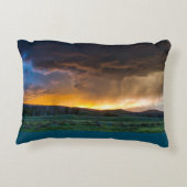 緑の草地に太陽を沈める アクセントクッション (裏面)