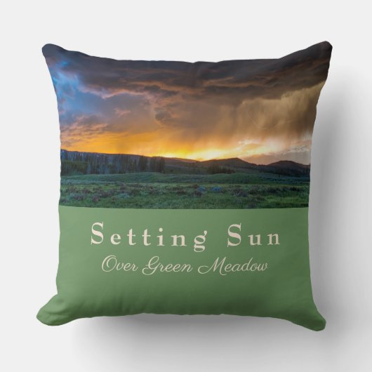 緑の草地に太陽を沈める クッション (正面)