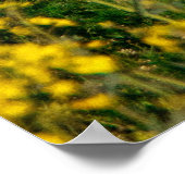 緑の草地に立つ黒いコートを着た女性 ポスター (角)