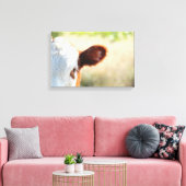 緑の草地の白と茶色の田舎牛 キャンバスプリント (インサイチュ (リビング))