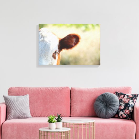 緑の草地の白と茶色の田舎牛 キャンバスプリント (インサイチュ (リビング))