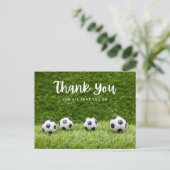 緑の草感謝していの上にボールを持つサッカーボール ポストカード (スタンド正面)