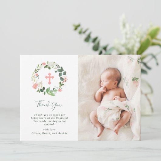 緑の草木およびピンクの花の水彩画の洗礼の写真 サンキューカード (スタンド正面)