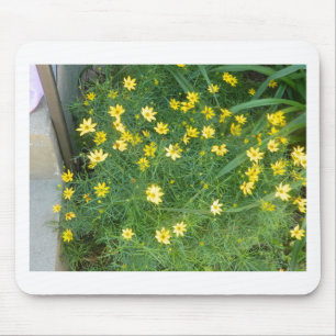 緑の草木を搭載する小さく黄色い花 マウスパッド