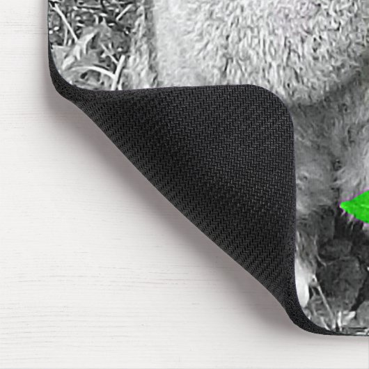 緑の葉が付いているフランダースの巨大なウサギB及びW マウスパッド (コーナー)