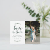 緑の葉のモダンスクリプトの結婚式は日付を保存 ポストカード (スタンド正面)