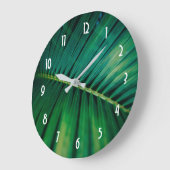 緑の葉のヤシの葉のクローズアップ写真 ラージ壁時計 (傾斜)