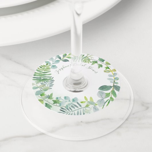 緑の葉のリースパーソナライズされたブライダルシャワー ワイングラスタグ (クローズアップ)