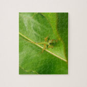 緑の葉の上の緑のトカゲ ジグソーパズル (縦)