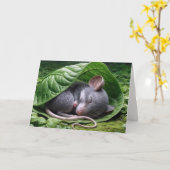 緑の葉の中で眠っているネズミ カード (黄色い花)