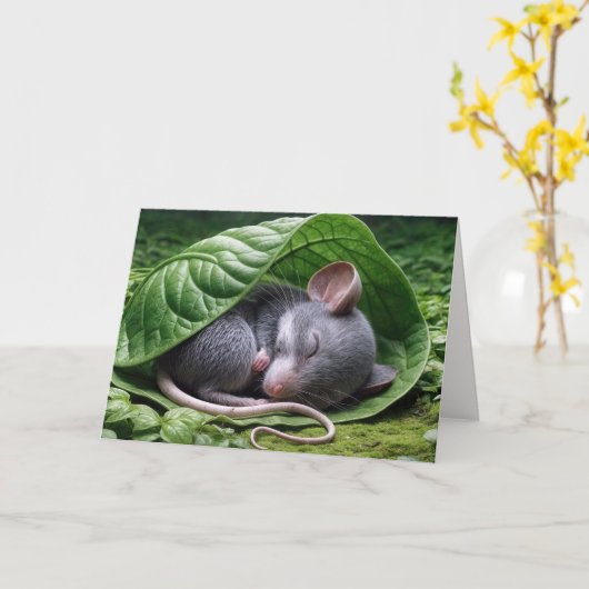 緑の葉の中で眠っているネズミ カード (黄色い花)