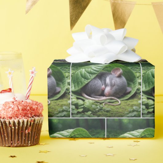 緑の葉の中で眠っているネズミ ラッピングペーパー (誕生日パーティー)