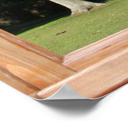 緑の葉の木とコテージの窓からの眺め ポスター (角)