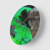 緑の葉の青いイトトンボ ラウンド壁時計 (傾斜)