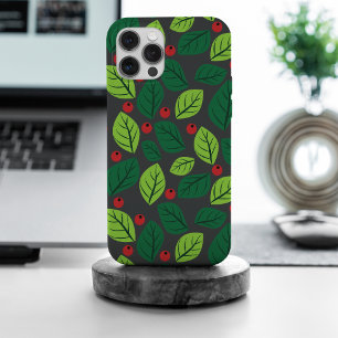 緑の葉、赤い実、葉のパターン iPhone 15 PRO MAXケース