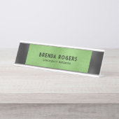 緑の虹色の背景の黒いアクセント デスクネームプレート (正面)