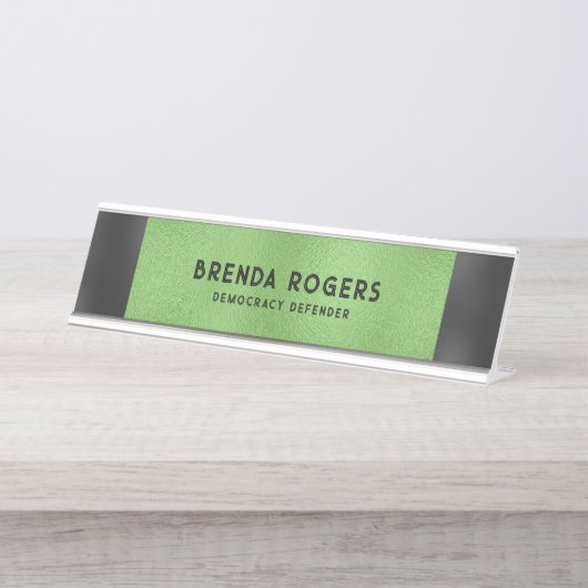 緑の虹色の背景の黒いアクセント デスクネームプレート (正面)