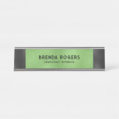 緑の虹色の背景の黒いアクセント デスクネームプレート (正面)