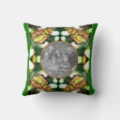 緑の蝶のポーズ付けフレーム自分の写真を作成 クッション (裏面)