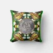 緑の蝶のポーズ付けフレーム自分の写真を作成 クッション (正面)