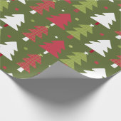 緑の裏地を持つクリスマスツリーと雪片 ラッピングペーパー (角)