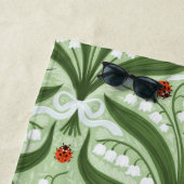 緑の谷のユリとテントウムシの対称性 ビーチタオル (インサイチュ)