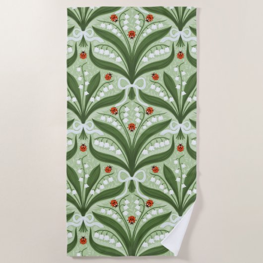 緑の谷のユリとテントウムシの対称性 ビーチタオル (正面)