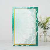 緑の質の文房具の並べられた白いレース 便箋 (スタンド正面)