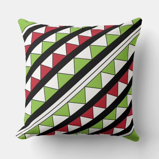 緑の赤い三角形の黒い対角線のストライプパターン クッション (正面)