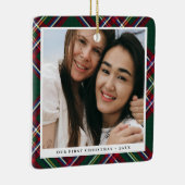 緑の赤い格子模様の初めてのクリスマスの写真 セラミックオーナメント (右)