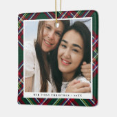 緑の赤い格子模様の初めてのクリスマスの写真 セラミックオーナメント (左)