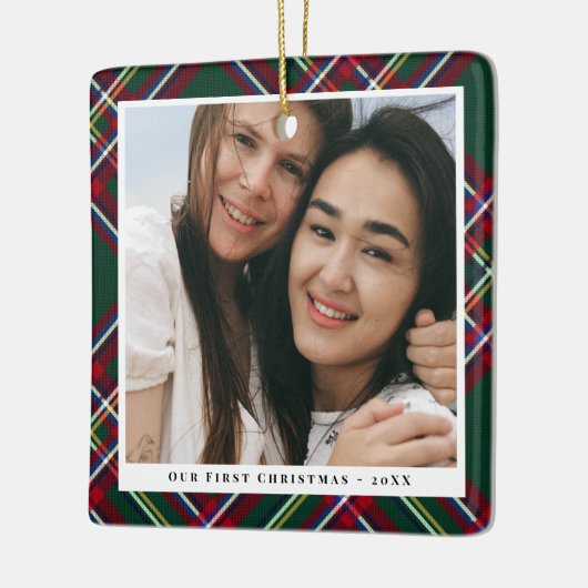 緑の赤い格子模様の初めてのクリスマスの写真 セラミックオーナメント (左)