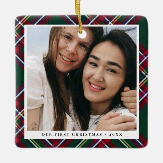 緑の赤い格子模様の初めてのクリスマスの写真 セラミックオーナメント (正面)