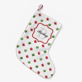 緑の赤くパーソナライズなペットネームのクリスマス スモールクリスマスストッキング (正面 (吊り時))