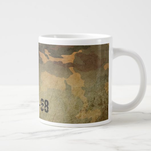 緑の迷彩パターンヴィンテージV2.0 ジャンボコーヒーマグカップ (右)