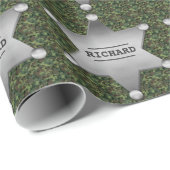 緑の迷彩模様の保安官名バッジ ラッピングペーパー (ロールコーナー)