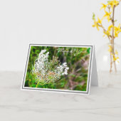 緑の野に咲くアンヌのレースの白い花 カード (黄色い花)
