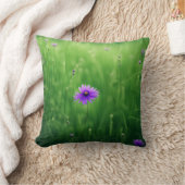 緑の野に咲く紫の野の花 クッション (ブランケット)
