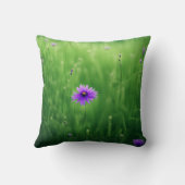 緑の野に咲く紫の野の花 クッション (裏面)