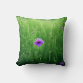 緑の野に咲く紫の野の花 クッション (正面)