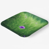 緑の野に咲く紫の野の花 ペーパープレート (傾斜あり)