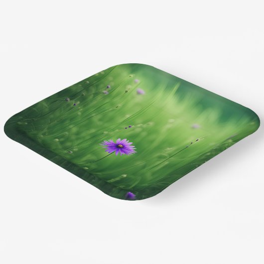 緑の野に咲く紫の野の花 ペーパープレート (傾斜あり)