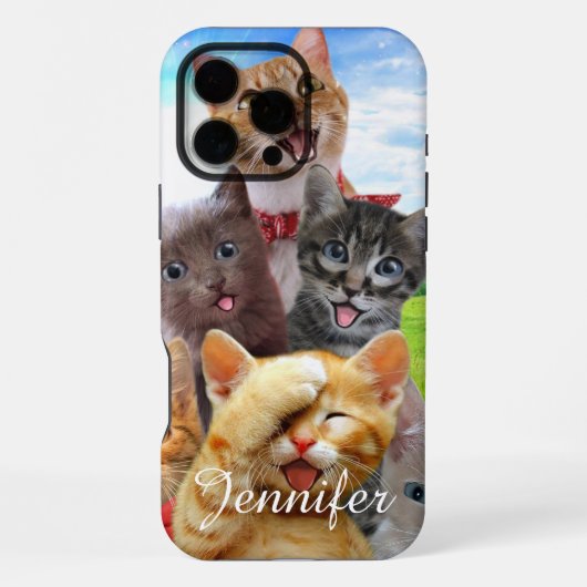 緑の野原で遊ぶかわいい子猫たち iPhoneケース (裏面)